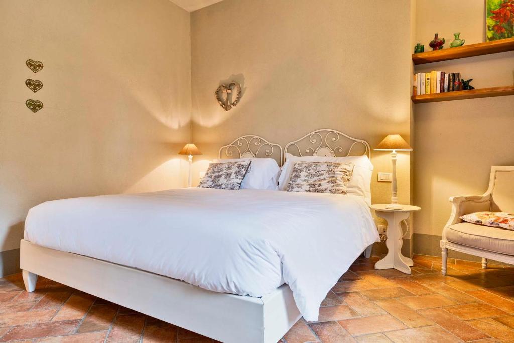 A bed or beds in a room at Cantagrillo Boutique Resort
