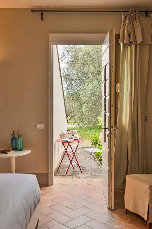 A bed or beds in a room at Cantagrillo Boutique Resort
