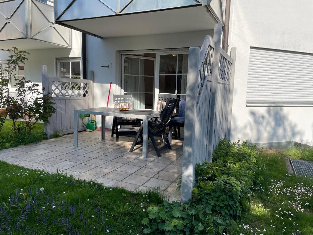 a patio with a table and chairs next to a house at Ferienwohnung mit Garten in der Nähe Landshut in Geisenhausen