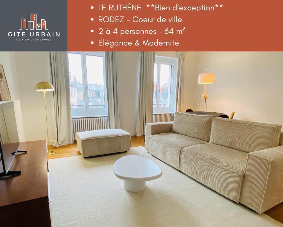 una sala de estar con un sofá y una mesa en Le RUTHENE, en Rodez