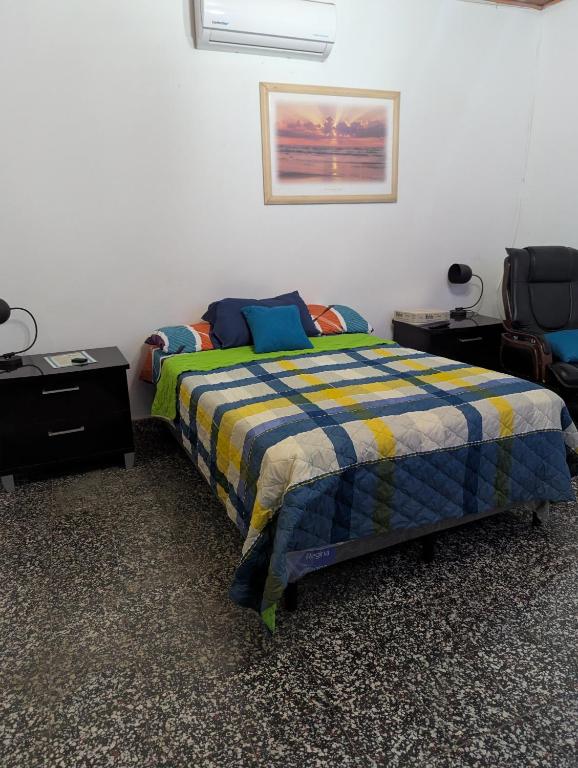Postel nebo postele na pokoji v ubytování 2 cuadras del parque central de Danlí Apartamento completo