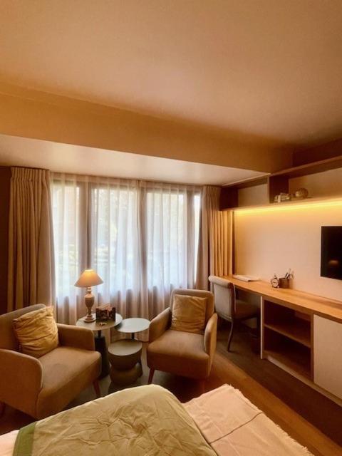 TV a/nebo společenská místnost v ubytování Charmehotel Manoir Ogygia
