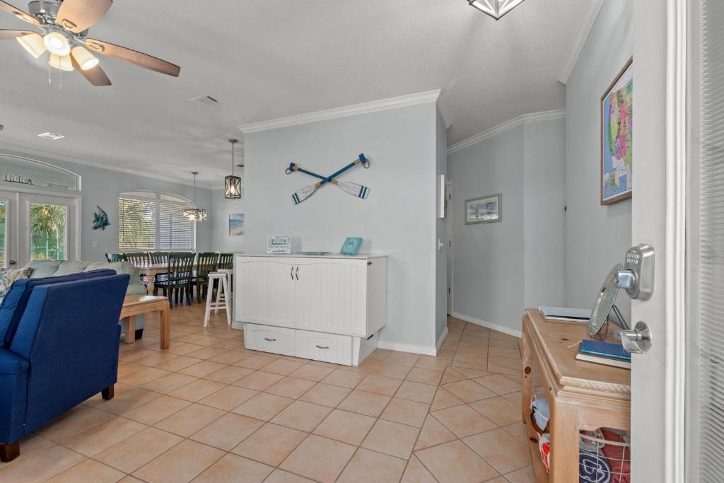 ein Wohnzimmer mit einem blauen Sofa und einer Uhr an der Wand in der Unterkunft Sweet &#39;N Salty Private Gated Beach Heated Pool in Destin