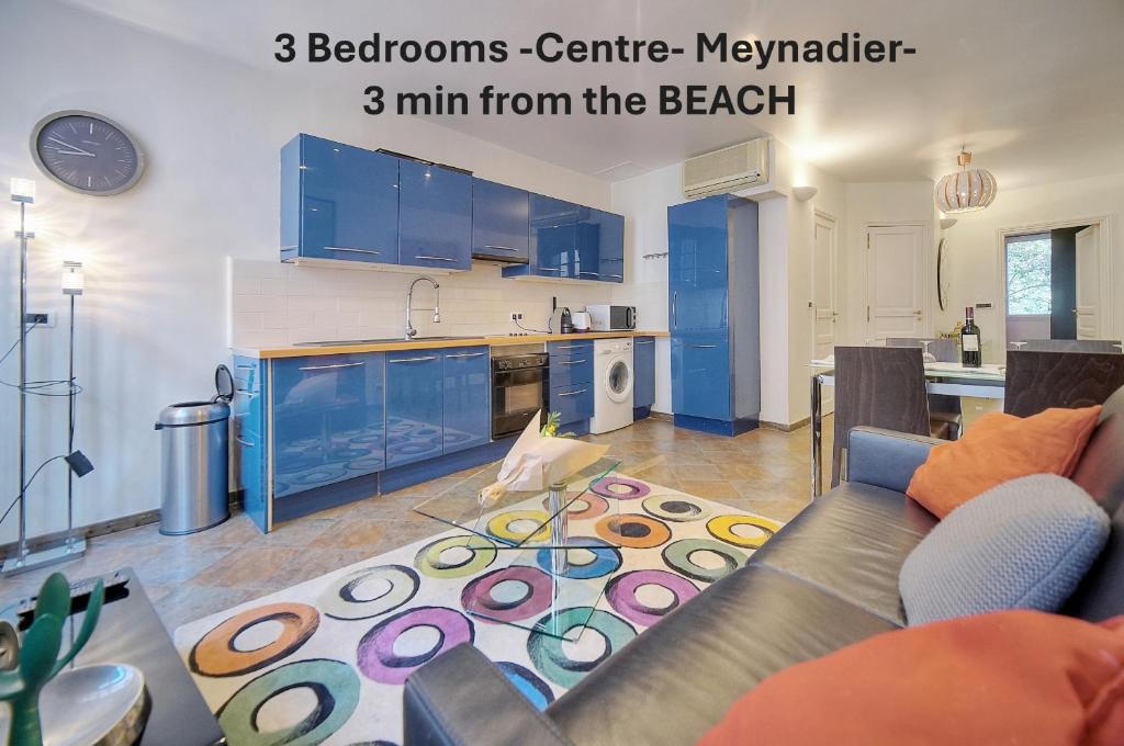 un salon avec un canapé et une cuisine dans l'établissement 'JOLI 4 Pieces PROCHE VIEUX PORT' - A3B75, à Cannes