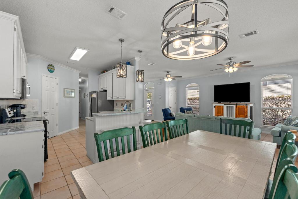 eine Küche und ein Esszimmer mit Tisch und Stühlen in der Unterkunft Sweet &#39;N Salty Private Gated Beach Heated Pool in Destin