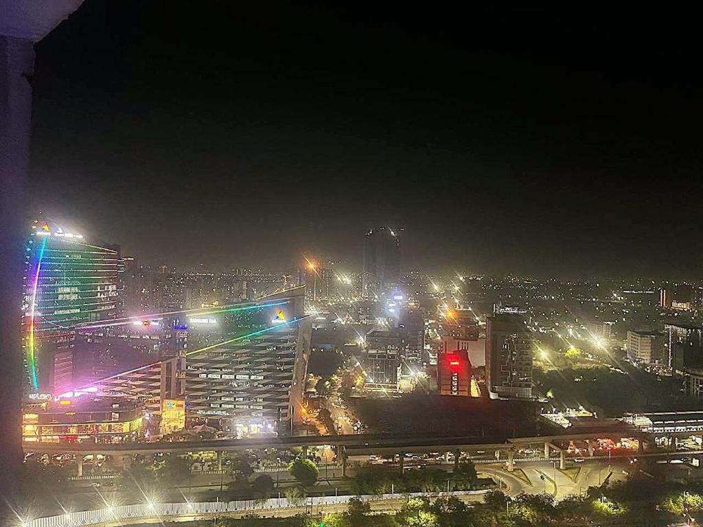 诺伊达景观或在公寓看到的城市景观