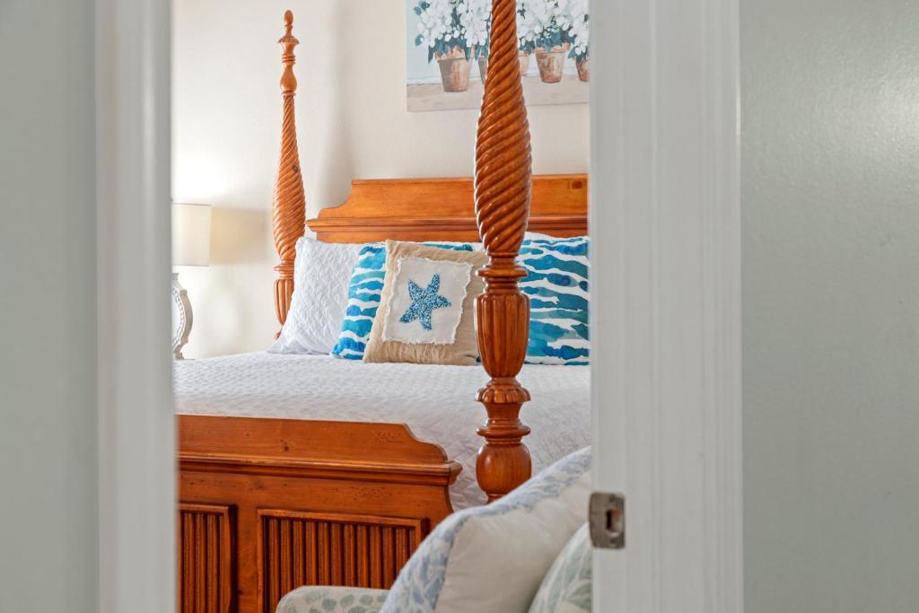Ein Bett oder Betten in einem Zimmer der Unterkunft Sweet &#39;N Salty Private Gated Beach Heated Pool