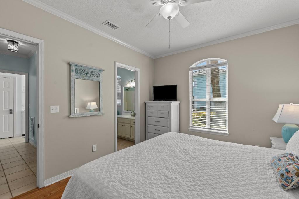 Ein Bett oder Betten in einem Zimmer der Unterkunft Sweet &#39;N Salty Private Gated Beach Heated Pool