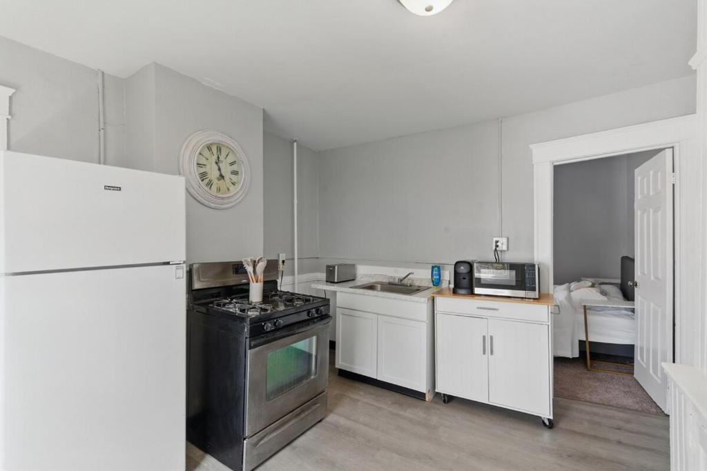 Kuchyň nebo kuchyňský kout v ubytování Modern 2BR Mins to Univ, Zoo, Destiny, Downtown