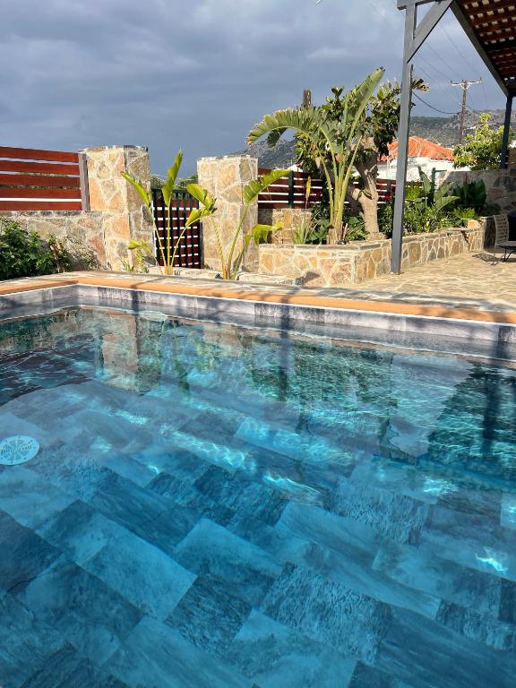 Bazén v ubytovaní Victoria's Luxury Apartment - Private Pool, Jacuzzi alebo v jeho blízkosti