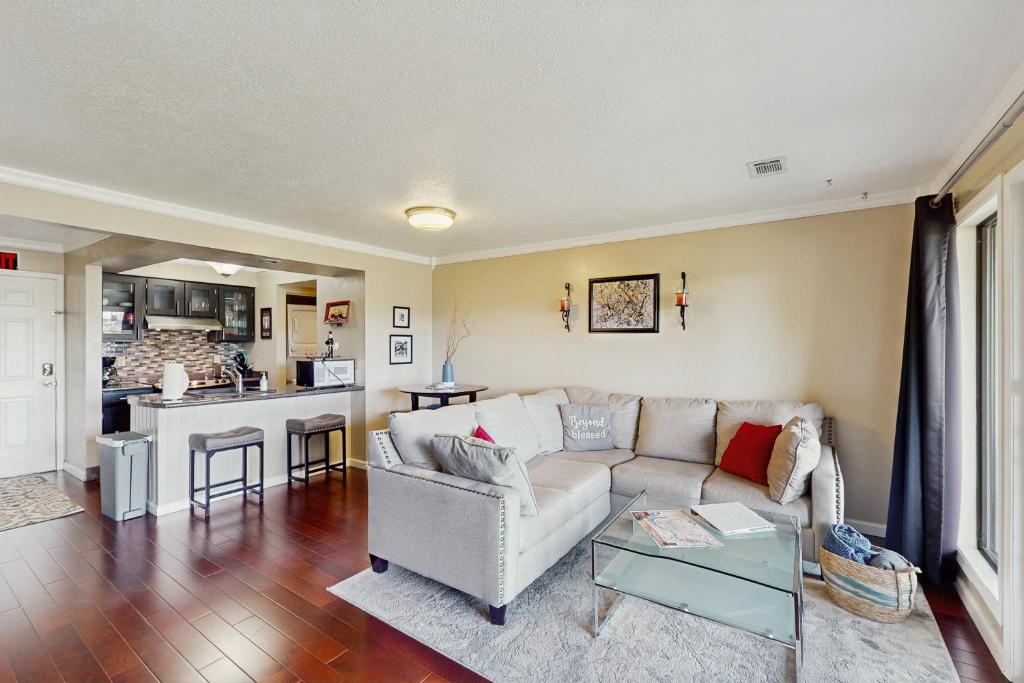un soggiorno con un divano e un tavolo di Check's Cozy Condo a Branson