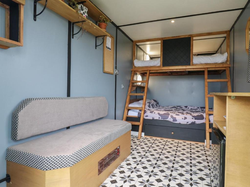 Dozy Dotty Cow Shed 4 7
