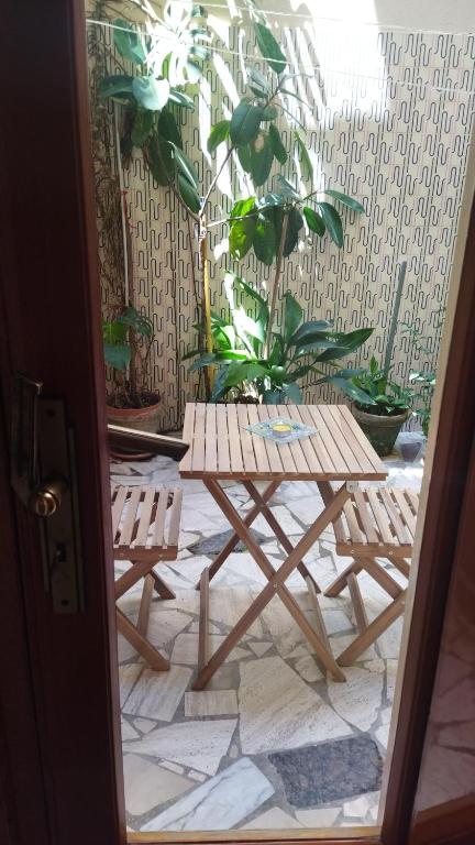 a wooden table and two chairs on a patio at Casa Cucchiara in Grottaglie