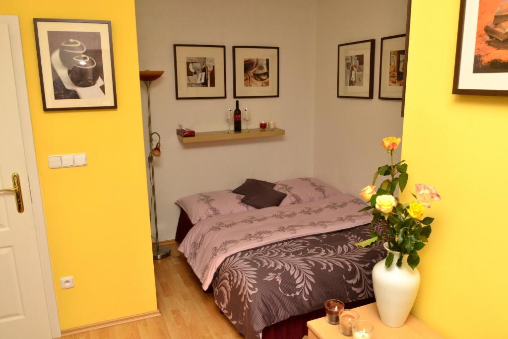 sypialnia z łóżkiem i wazonem z kwiatami w obiekcie Penzion Čokoláda w Podiebradach