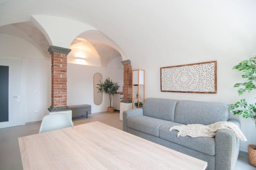 una sala de estar con un sofá y una mesa en Memories Garden, en Bérgamo