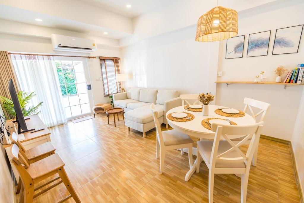 Χώρος καθιστικού στο Entire minimal house in Chiang Rai