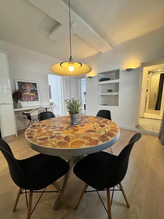 a dining room with a table and chairs at Delfi Home in Samos