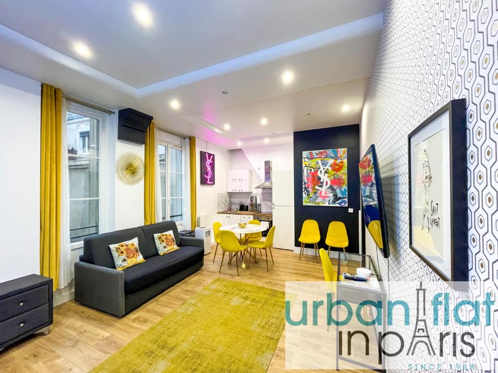 un salon avec un canapé et une table dans l'établissement Urban Flat 156 - YSL Saint Denis, à Paris
