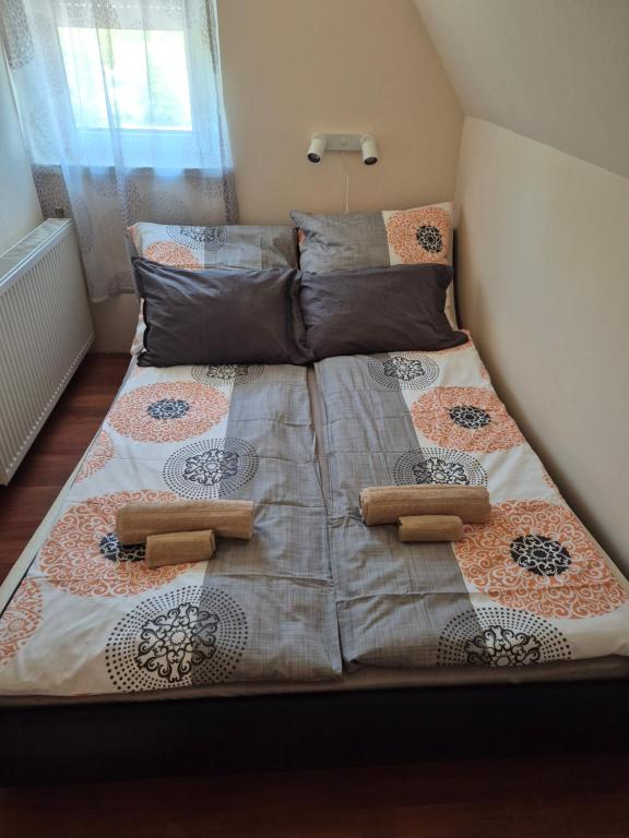 Łóżko lub łóżka w pokoju w obiekcie Sinka Vendégház