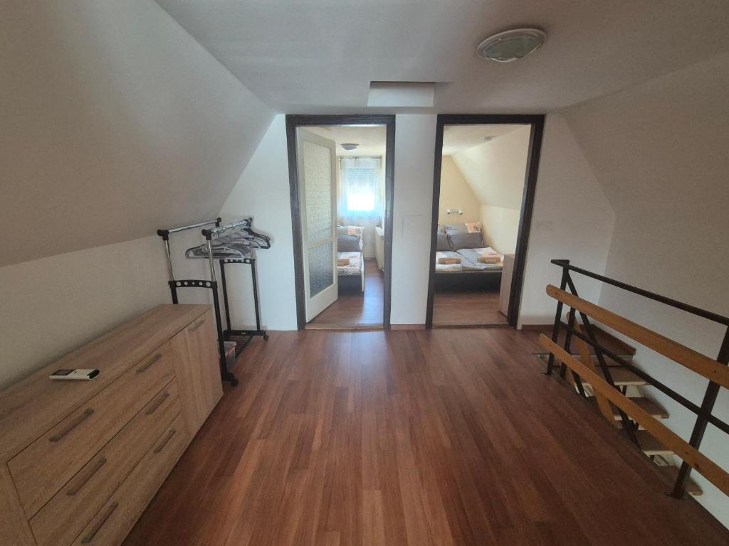 Łóżko lub łóżka w pokoju w obiekcie Sinka Vendégház