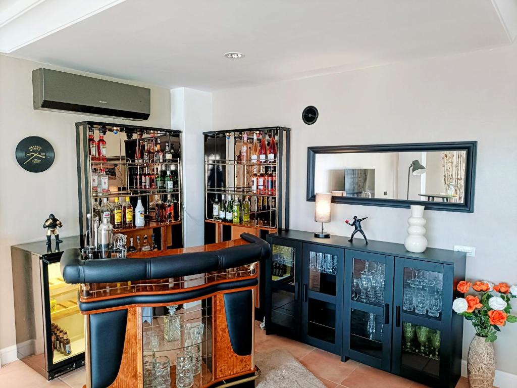 Lounge nebo bar v ubytování Villa Magnificent 5-star with sea view, jacuzzi and pool