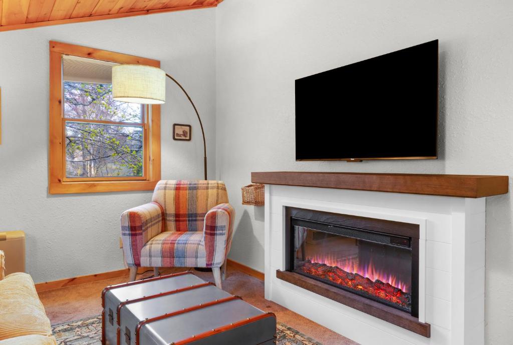 TV a/nebo společenská místnost v ubytování Phoenicia Lodge