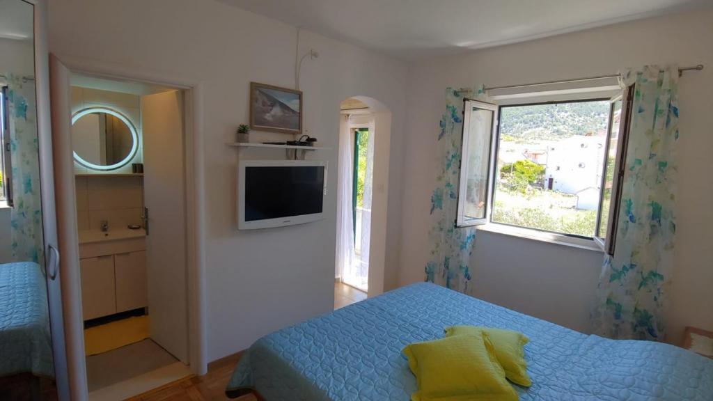 Studio apartment in Bol with balcony, air conditioning, WiFi, washing machine 3634-3