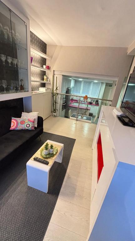 a living room with a couch and a table at Apartamento acogedor in Rentería