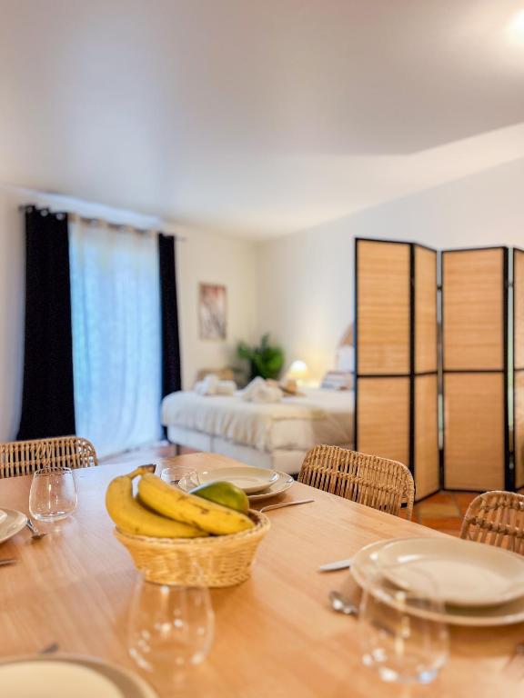 - une salle à manger avec une table et des bananes dans l'établissement Place des Lices - NK, à Saint-Tropez