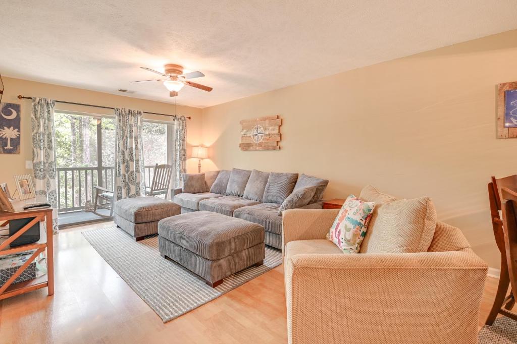 Χώρος καθιστικού στο Pawleys Island Vacation Rental on Golf Course!