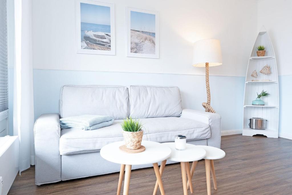 沙博伊茨Haus Meeresstrand Gestrandet的客厅里有一张沙发和一张桌子。