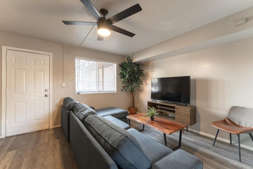 Μια τηλεόραση ή/και κέντρο ψυχαγωγίας στο Central Apartment in Arcadia with Pool