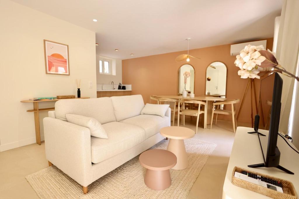un salon avec un canapé blanc et une table dans l'établissement Appartement Centre Cannes, à Cannes