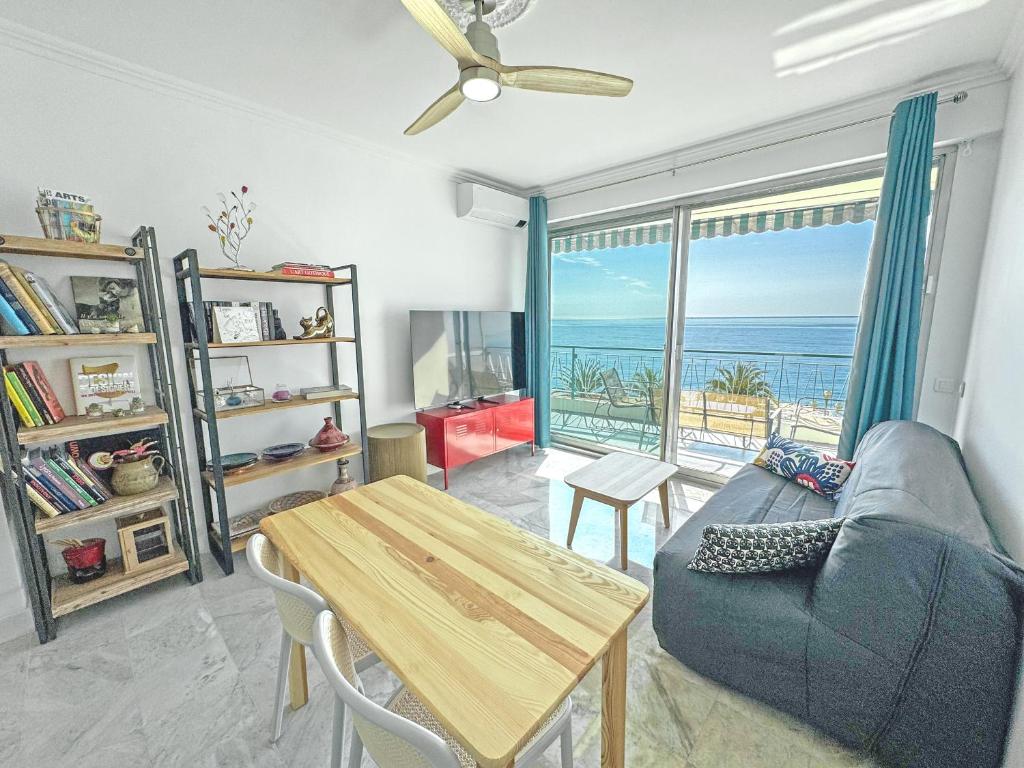 un salon avec un canapé et une table dans l'établissement Sea Front Holiday Saphir, à Nice