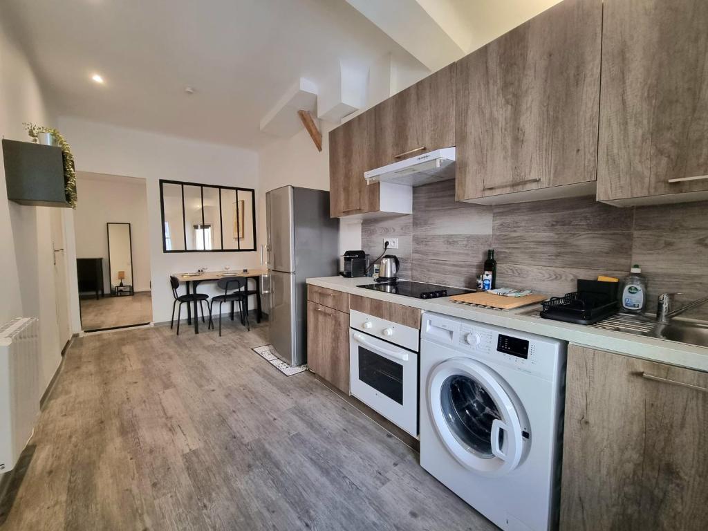 Il comprend une cuisine équipée d'un lave-linge et d'un sèche-linge. dans l'établissement Renovated 2-room apartment in historic center, à Aix-en-Provence