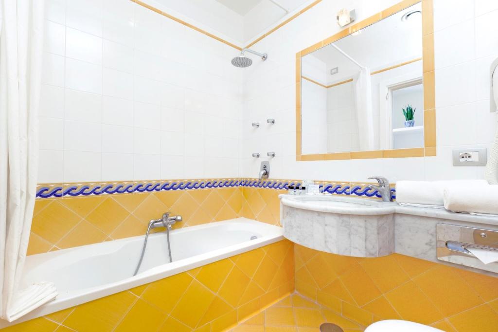 A bathroom at Hotel Piccolo Paradiso