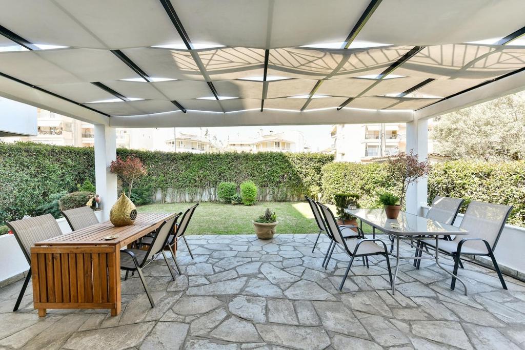 Κήπος έξω από το Villa Doxia