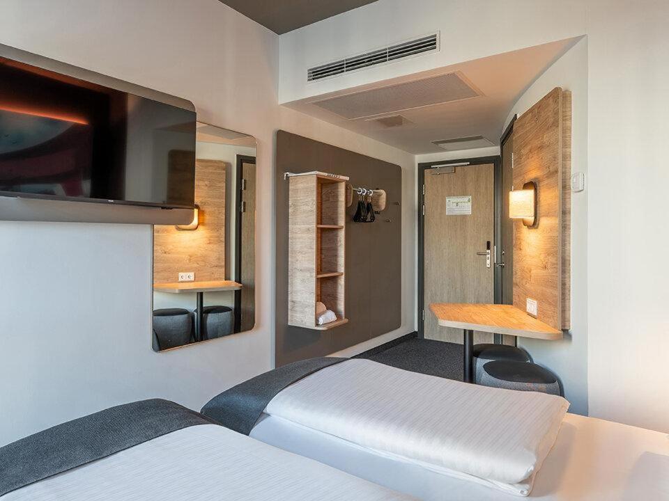 Postel nebo postele na pokoji v ubytování B&B HOTEL Aalborg