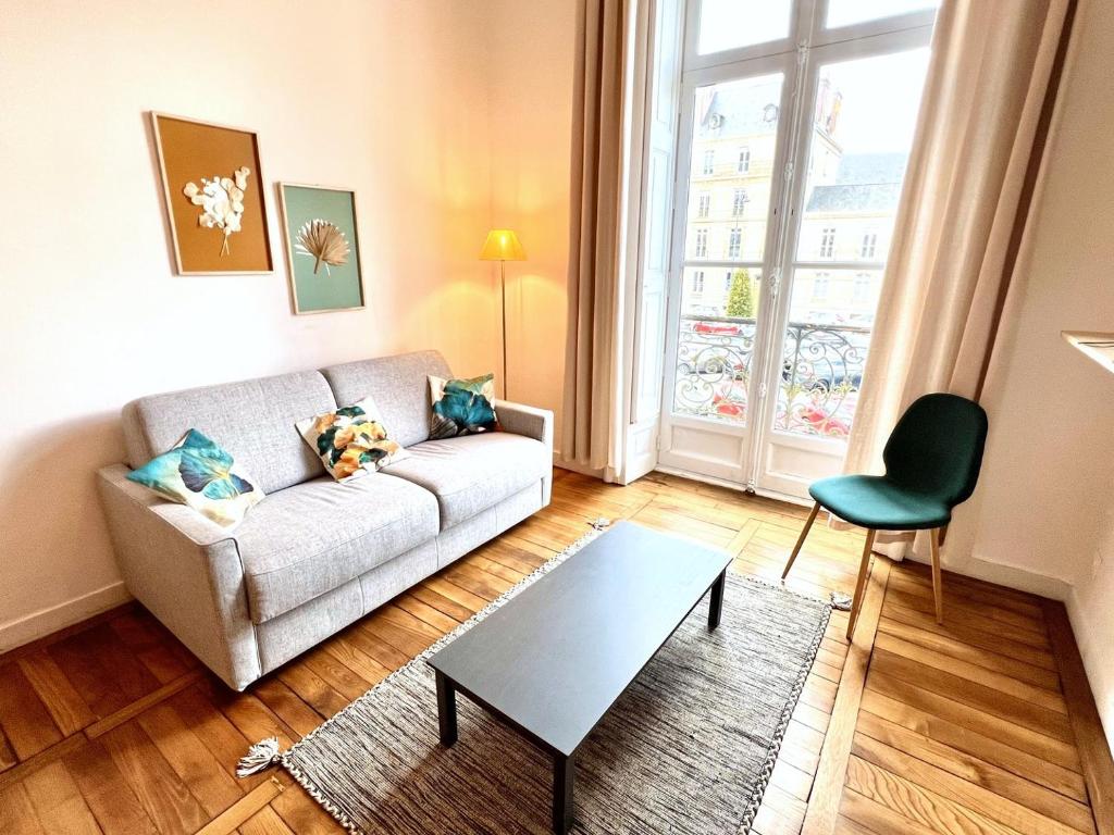 un salon avec un canapé et une table dans l'établissement T3 rénové vue sur le centre de Rennes, à Rennes