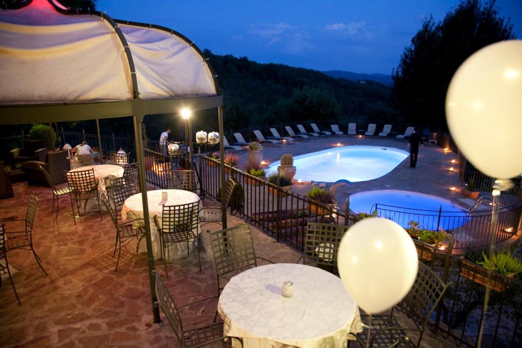 Bazén v ubytování Il Castelluccio Country Resort Restaurant & SPA nebo v jeho okolí