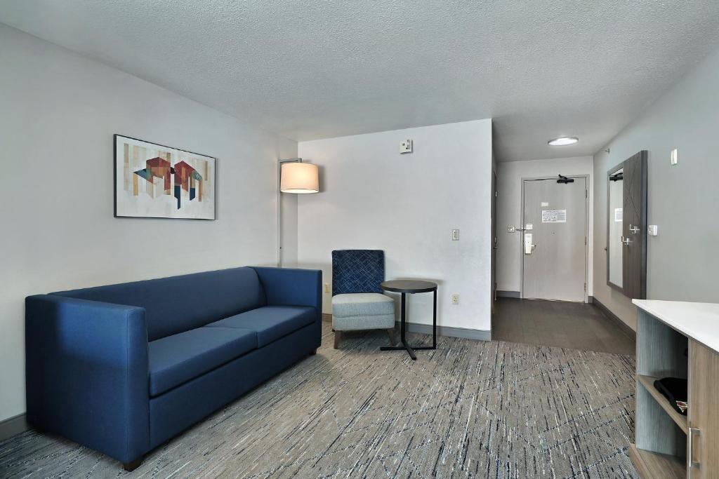 Holiday Inn Express Hotel & Suites Milwaukee-New Berlin by IHG photo