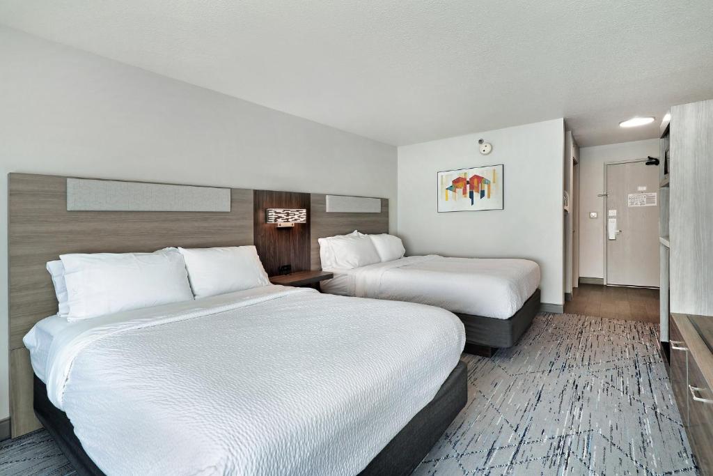 Holiday Inn Express Hotel & Suites Milwaukee-New Berlin by IHG photo
