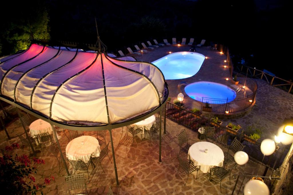 Bazén v ubytování Il Castelluccio Country Resort Restaurant & SPA nebo v jeho okolí