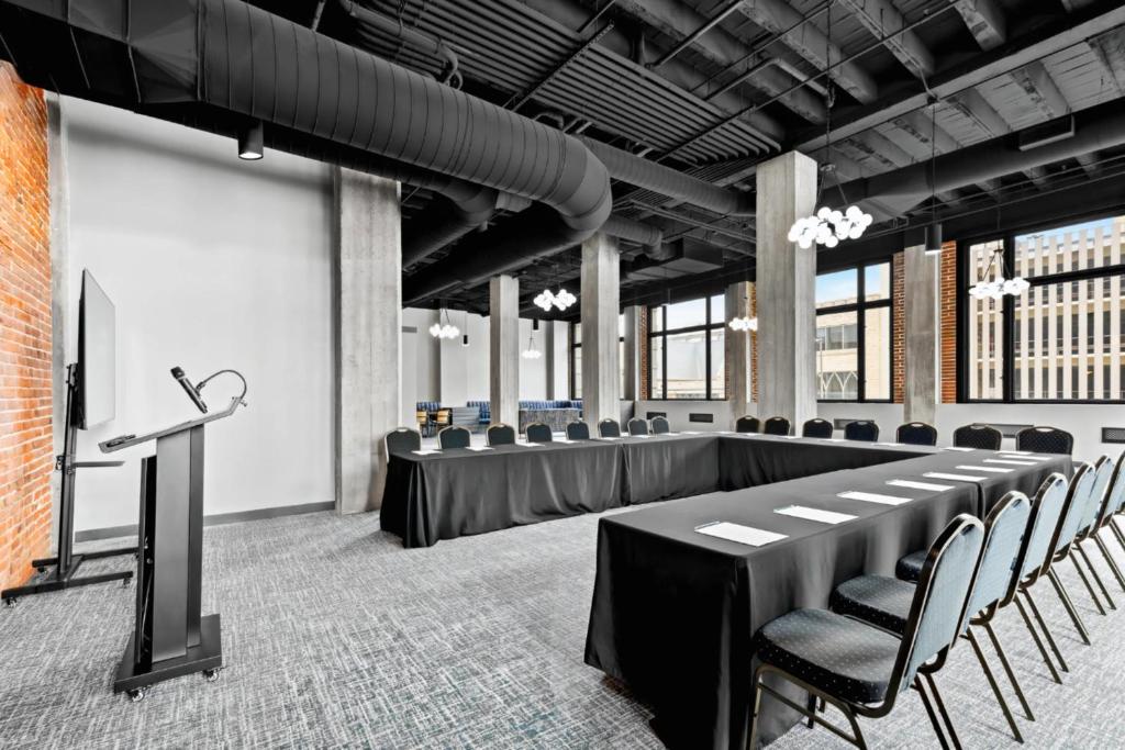 オマハにあるHotel Indigo - Omaha Downtown by IHGの会議室(テーブル、椅子、表彰台付)