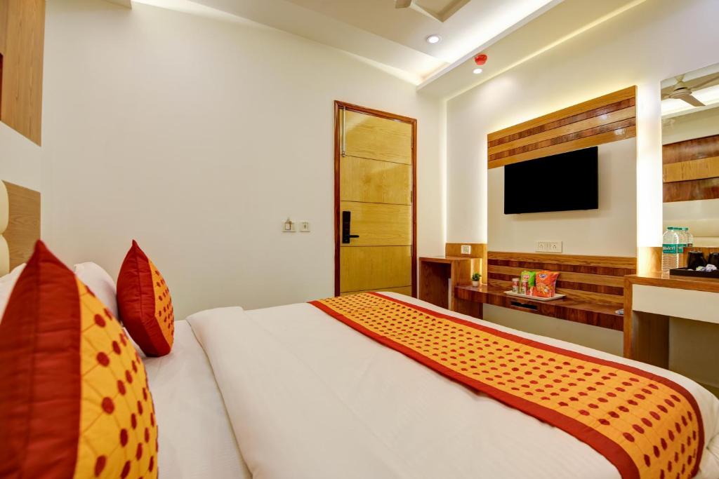 Postel nebo postele na pokoji v ubytování The York Legacy Hotel - 2 Minutes Walk From New Delhi Railway Station