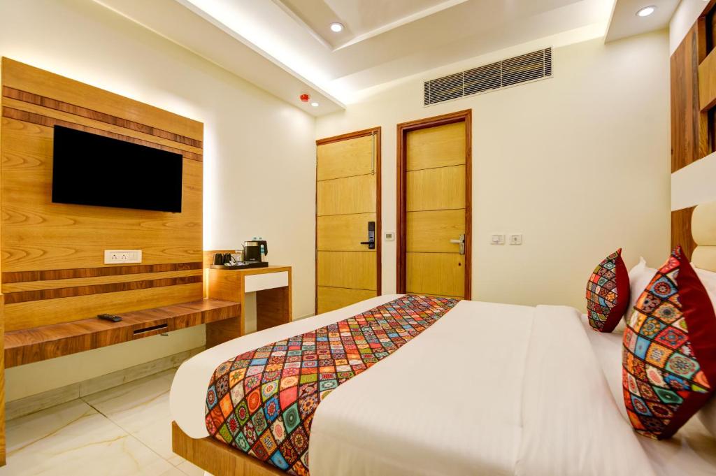 Postel nebo postele na pokoji v ubytování The York Legacy Hotel - 2 Minutes Walk From New Delhi Railway Station