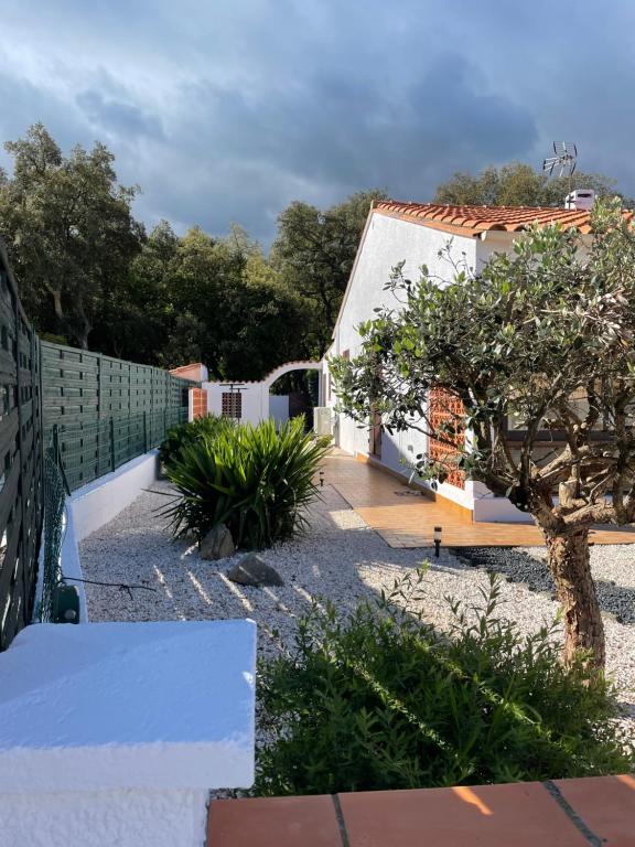 - une vue sur l'arrière-cour d'une maison dans l'établissement Chez Michèle, à Saint-Génis