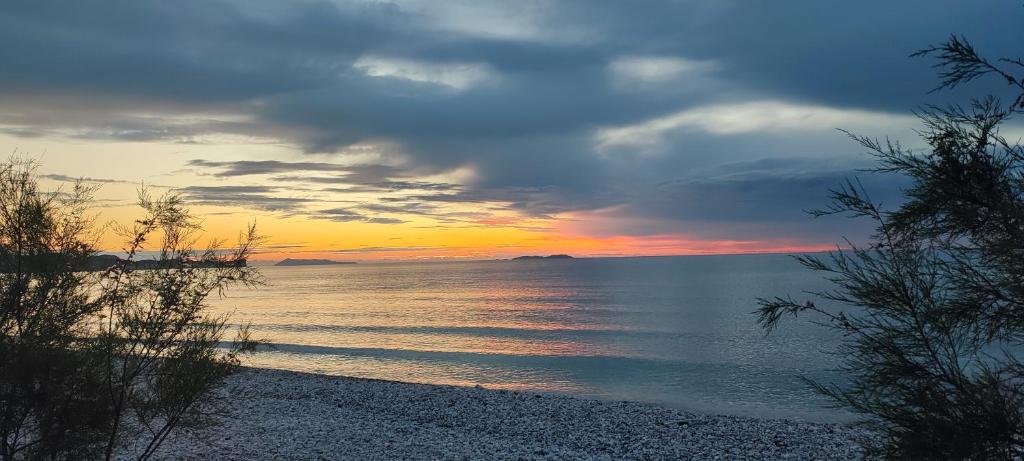 - un coucher de soleil sur une plage donnant sur l'océan dans l'établissement Agapi Studio Acharavi à 50m de la mer, 400m du centre ville, à Acharavi