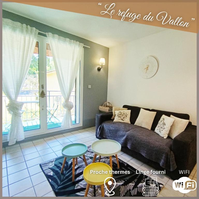 un salon avec un canapé et une table dans l'établissement 