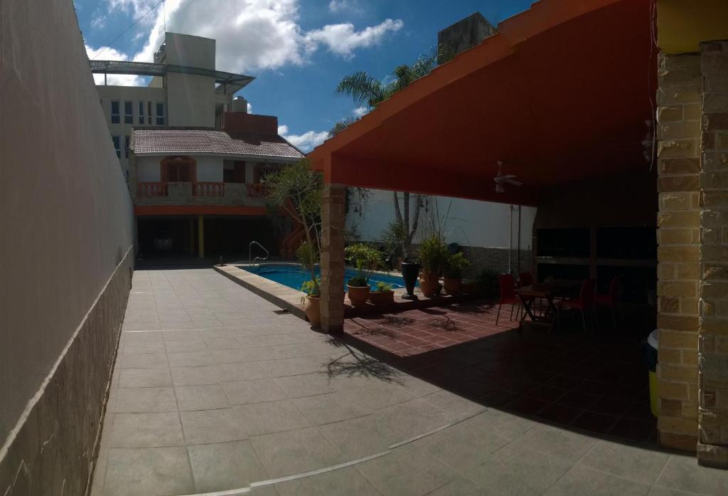 une terrasse avec une piscine dans une maison dans l'établissement Apart Ma & Cris, à Termas de Río Hondo